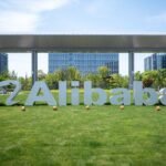 Alibaba : 10 Milliards de Dollars pour Conquérir l'IA, la Course S'accélère 3 Logo d'Alibaba sur un fond technologique symbolisant l'intelligence artificielle et les investissements.