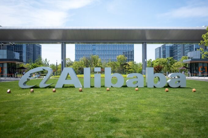 Logo d'Alibaba sur un fond technologique symbolisant l'intelligence artificielle et les investissements.