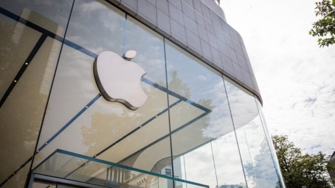 Apple logo with a legal gavel and a face scan icon, symbolizing the biometric data privacy lawsuit.