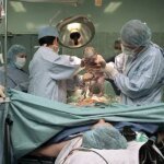 Une femme enceinte en consultation avec son gynécologue, discutant des options d'accouchement, avec un focus sur la décision de césarienne.