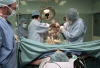 Une femme enceinte en consultation avec son gynécologue, discutant des options d'accouchement, avec un focus sur la décision de césarienne.