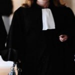 Avocats en grève à Oujda, robes noires et banderoles de protestation devant un bâtiment de justice.