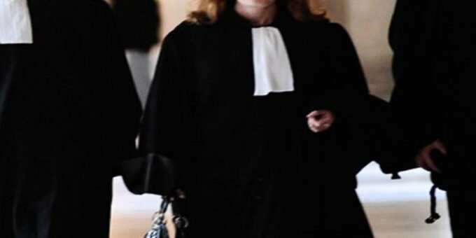 Avocats en grève à Oujda, robes noires et banderoles de protestation devant un bâtiment de justice.