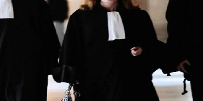 Avocats en grève à Oujda, robes noires et banderoles de protestation devant un bâtiment de justice.