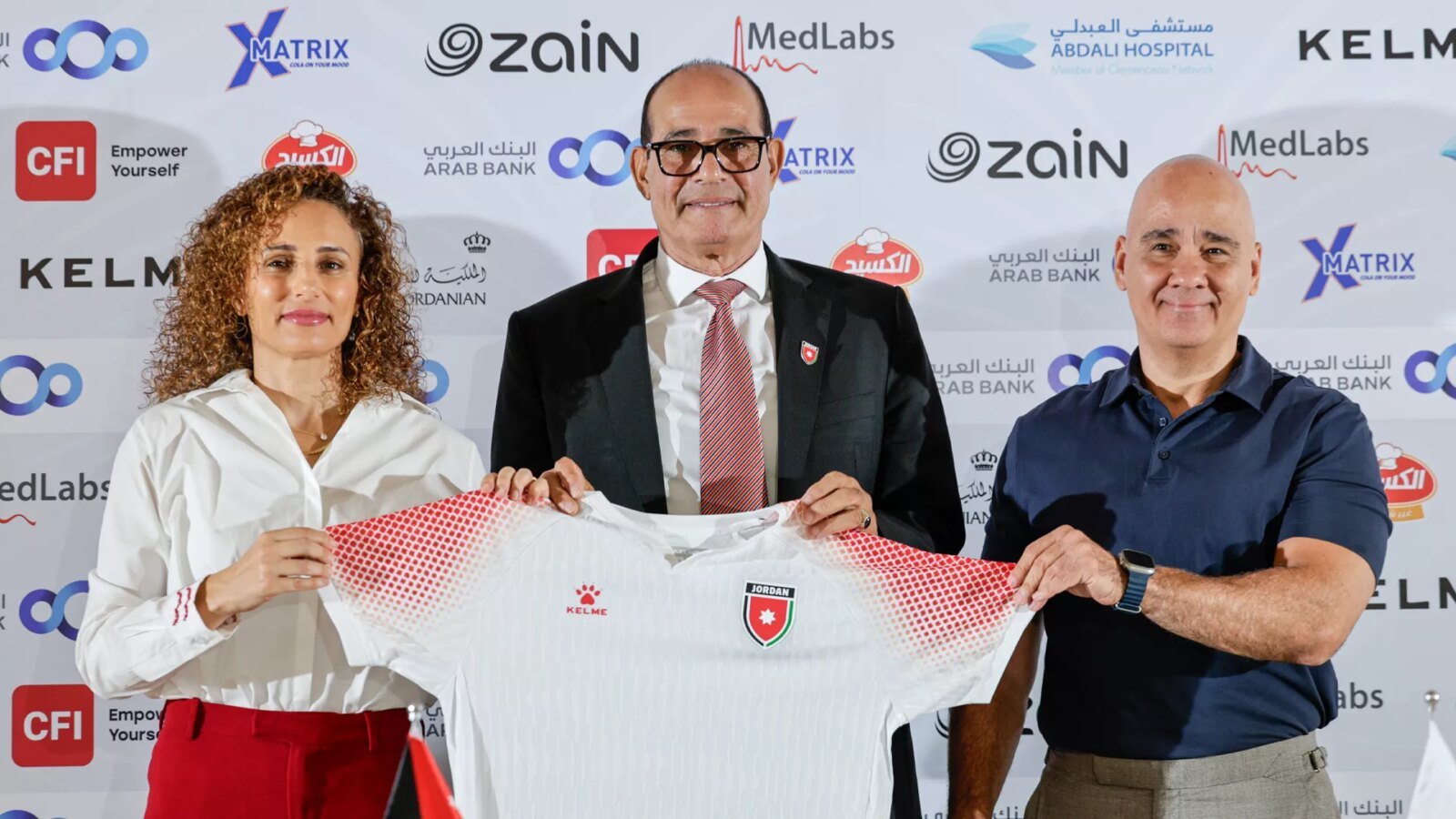 Badou Zaki prend les rênes de la Jordanie : L'ambition asiatique en ligne de mire 3 Badou Zaki, ancien gardien de but et entraîneur marocain, lors de sa présentation officielle comme sélectionneur de l'équipe nationale jordanienne de football.