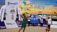 Joueurs marocains de beach-volley célébrant leur victoire en demi-finale.