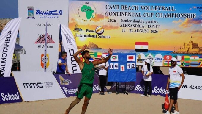 Joueurs marocains de beach-volley célébrant leur victoire en demi-finale.