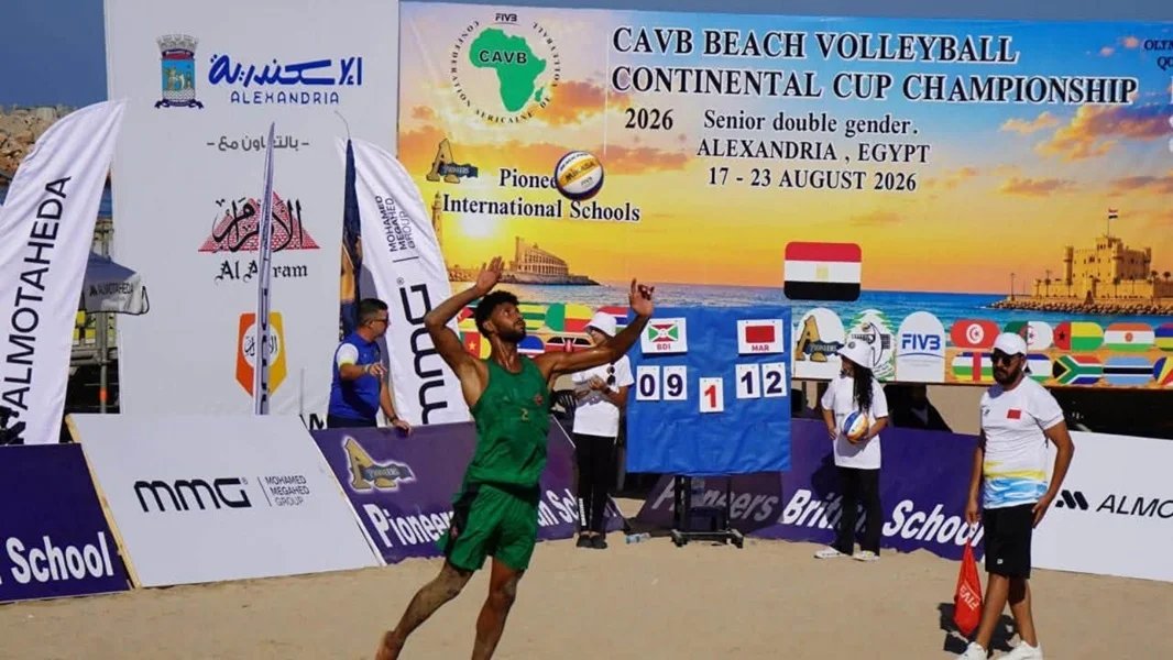 Joueurs marocains de beach-volley célébrant leur victoire en demi-finale.