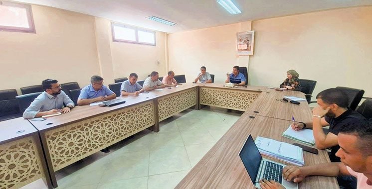 Béni Mellal-Khénifra : Une Stratégie Avant-Gardiste pour la Continuité des Soins 3 Le Dr Kamal El Yensli, directeur régional de la Santé et de la protection sociale de Béni Mellal-Khénifra, présidant une réunion de coordination.