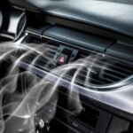 Climatisation Automobile : L'Art de Rafraîchir sans Ruiner votre Portefeuille 3 Intérieur d'une voiture moderne avec le système de climatisation activé, affichant une température fraîche sur l'écran.