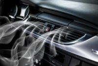Intérieur d'une voiture moderne avec le système de climatisation activé, affichant une température fraîche sur l'écran.