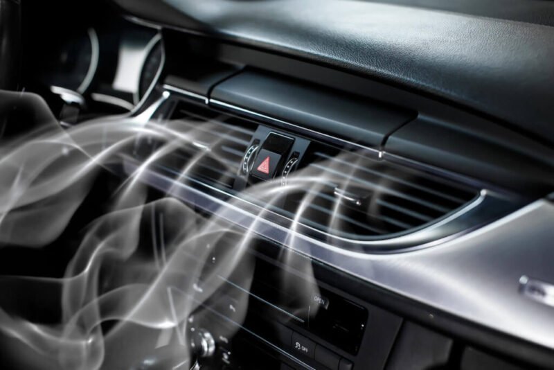 Climatisation Automobile : L'Art de Rafraîchir sans Ruiner votre Portefeuille 3 Intérieur d'une voiture moderne avec le système de climatisation activé, affichant une température fraîche sur l'écran.