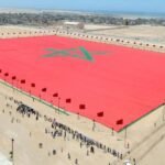 Drapeaux du Maroc et de la Colombie flottant côte à côte, symbolisant la nouvelle alliance diplomatique.