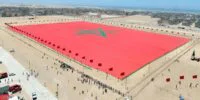 Drapeaux du Maroc et de la Colombie flottant côte à côte, symbolisant la nouvelle alliance diplomatique.