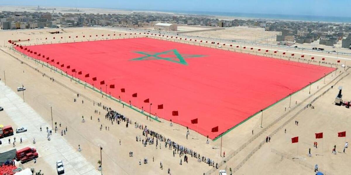 Drapeaux du Maroc et de la Colombie flottant côte à côte, symbolisant la nouvelle alliance diplomatique.