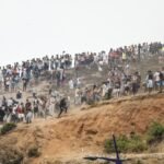 Des migrants se rassemblent sur une colline à la frontière hispano-marocaine près de Fnideq, tentant de rejoindre Ceuta, le 31 juillet 2026.