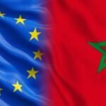 Des migrants tentant de franchir une frontière, illustrant la crise migratoire entre le Maroc et l'Europe.