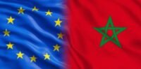 Des migrants tentant de franchir une frontière, illustrant la crise migratoire entre le Maroc et l'Europe.