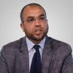 شباب مغربي يعبر الحدود، رمزاً لتحديات الهجرة والاستقطاب السياسي