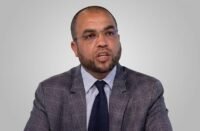 شباب مغربي يعبر الحدود، رمزاً لتحديات الهجرة والاستقطاب السياسي