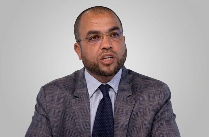شباب مغربي يعبر الحدود، رمزاً لتحديات الهجرة والاستقطاب السياسي