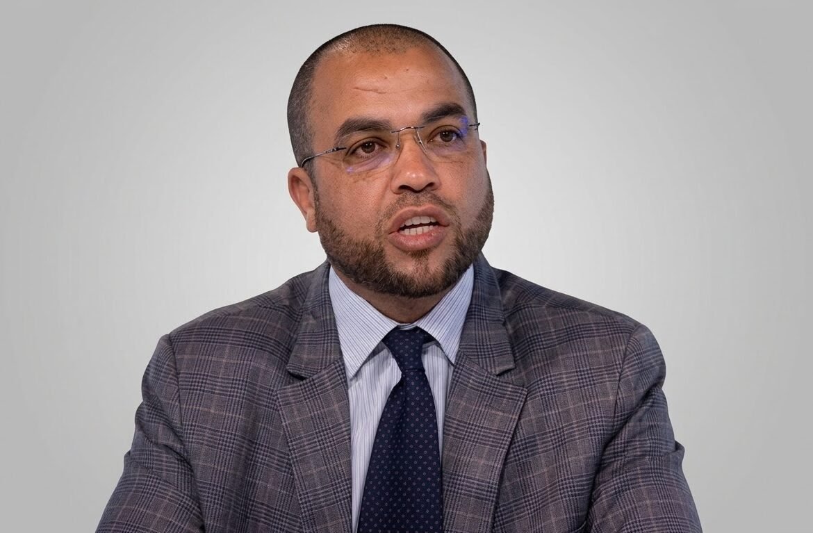 شباب مغربي يعبر الحدود، رمزاً لتحديات الهجرة والاستقطاب السياسي