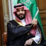 صورة تجمع رموزاً للقضايا الإقليمية والدولية مثل خرائط الدول المعنية أو شعارات المنظمات الدولية