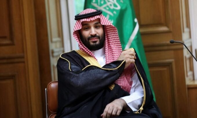 صورة تجمع رموزاً للقضايا الإقليمية والدولية مثل خرائط الدول المعنية أو شعارات المنظمات الدولية