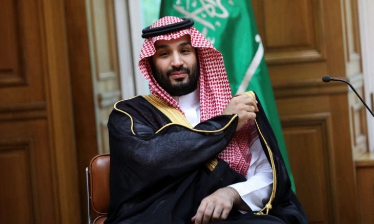 صورة تجمع رموزاً للقضايا الإقليمية والدولية مثل خرائط الدول المعنية أو شعارات المنظمات الدولية