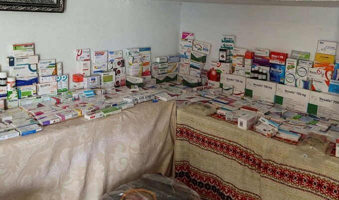 نشرة إخبارية: قضايا دولية ومحلية تثير الجدل من الفن إلى السياسة 6 صورة تجمع رموزًا مختلفة تعبر عن التنوع في الأخبار الدولية والمحلية، مثل خريطة العالم، رموز فنية، ومؤشرات سياسية.