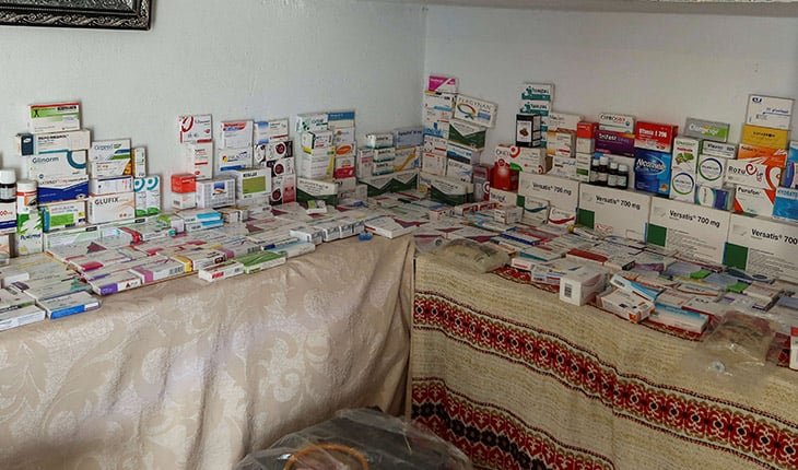 صورة تجمع رموزًا مختلفة تعبر عن التنوع في الأخبار الدولية والمحلية، مثل خريطة العالم، رموز فنية، ومؤشرات سياسية.