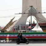 تصاعد التوترات في الخليج: واشنطن وتل أبيب تدرسان استهداف منشآت الطاقة الإيرانية وسط اضطرابات الملاحة 8 صواريخ ذوالفقار الإيرانية المعروضة في ساحة آزادي بطهران