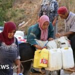 صورة لزجاجات مياه معدنية فارغة أو رفوف سوبر ماركت خالية، تعكس أزمة نقص المياه في تونس.