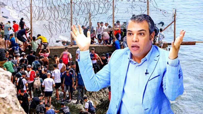 صورة تظهر مهاجرين يحاولون عبور الحدود إلى سبتة، مع خلفية لأسوار المدينة.