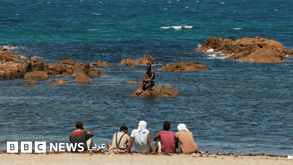 مهاجرون ينتظرون على الشاطئ في سبتة بإسبانيا، في 2 أغسطس/آب 2026