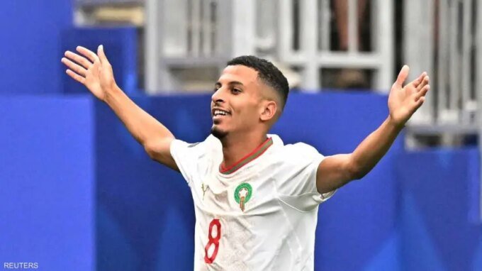 صورة للاعب عز الدين أوناحي في مباراة كرة قدم