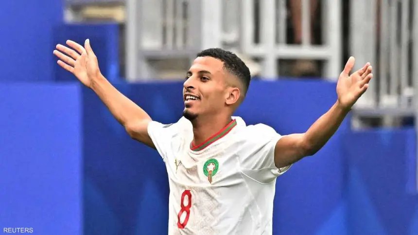 صورة للاعب عز الدين أوناحي في مباراة كرة قدم