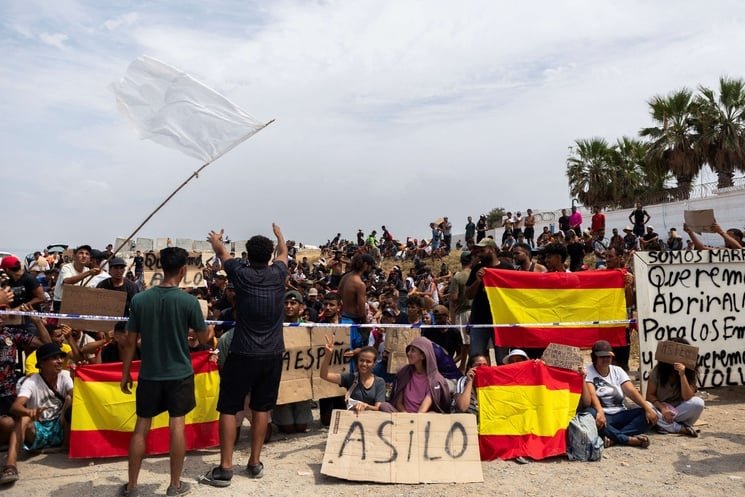 المفوضية الأوروبية تدعم إعادة المهاجرين غير الشرعيين من سبتة إلى المغرب: موقف أوروبي واضح 3 إعادة المهاجرين من سبتة