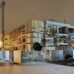 صورة تظهر تقدم أشغال إعادة بناء المسجد المركزي في ترجيست بإقليم الحسيمة، مع ظهور الهيكل الأساسي للمبنى والمعدات المستخدمة.