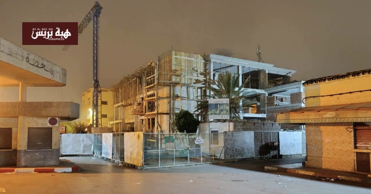 ترجيست بالحسيمة: تقدم ملحوظ في إعادة بناء المسجد المركزي لاستعادة مكانته الروحية والمعمارية 3 صورة تظهر تقدم أشغال إعادة بناء المسجد المركزي في ترجيست بإقليم الحسيمة، مع ظهور الهيكل الأساسي للمبنى والمعدات المستخدمة.
