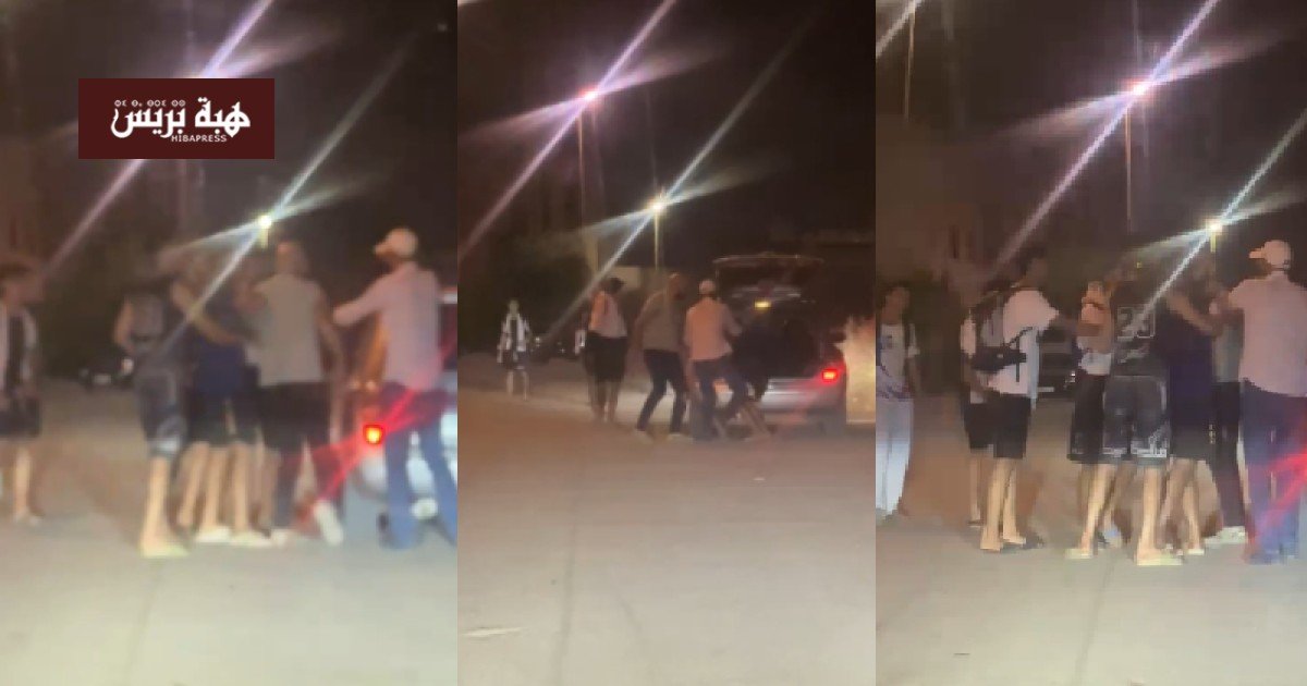صورة تظهر سيارة في شارع عام بقلعة السراغنة، مع إشارة إلى حادثة اختطاف شاب.