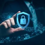 صورة تعبيرية تظهر شاشة حاسوب عليها رسوم بيانية وبيانات أمنية، ترمز للأمن السيبراني والتهديدات الرقمية.
