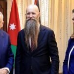 صورة تجمع رئيس الجامعة الأردنية الدكتور نذير عبيدات والسفير الأمريكي جيم هولتسنايدر خلال لقائهما لبحث سبل التعاون.