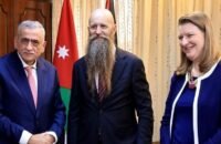 صورة تجمع رئيس الجامعة الأردنية الدكتور نذير عبيدات والسفير الأمريكي جيم هولتسنايدر خلال لقائهما لبحث سبل التعاون.