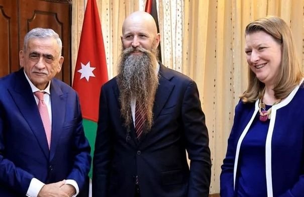 صورة تجمع رئيس الجامعة الأردنية الدكتور نذير عبيدات والسفير الأمريكي جيم هولتسنايدر خلال لقائهما لبحث سبل التعاون.