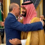 الرئيس التركي رجب طيب أردوغان وولي العهد السعودي الأمير محمد بن سلمان يتعانقان في جدة.