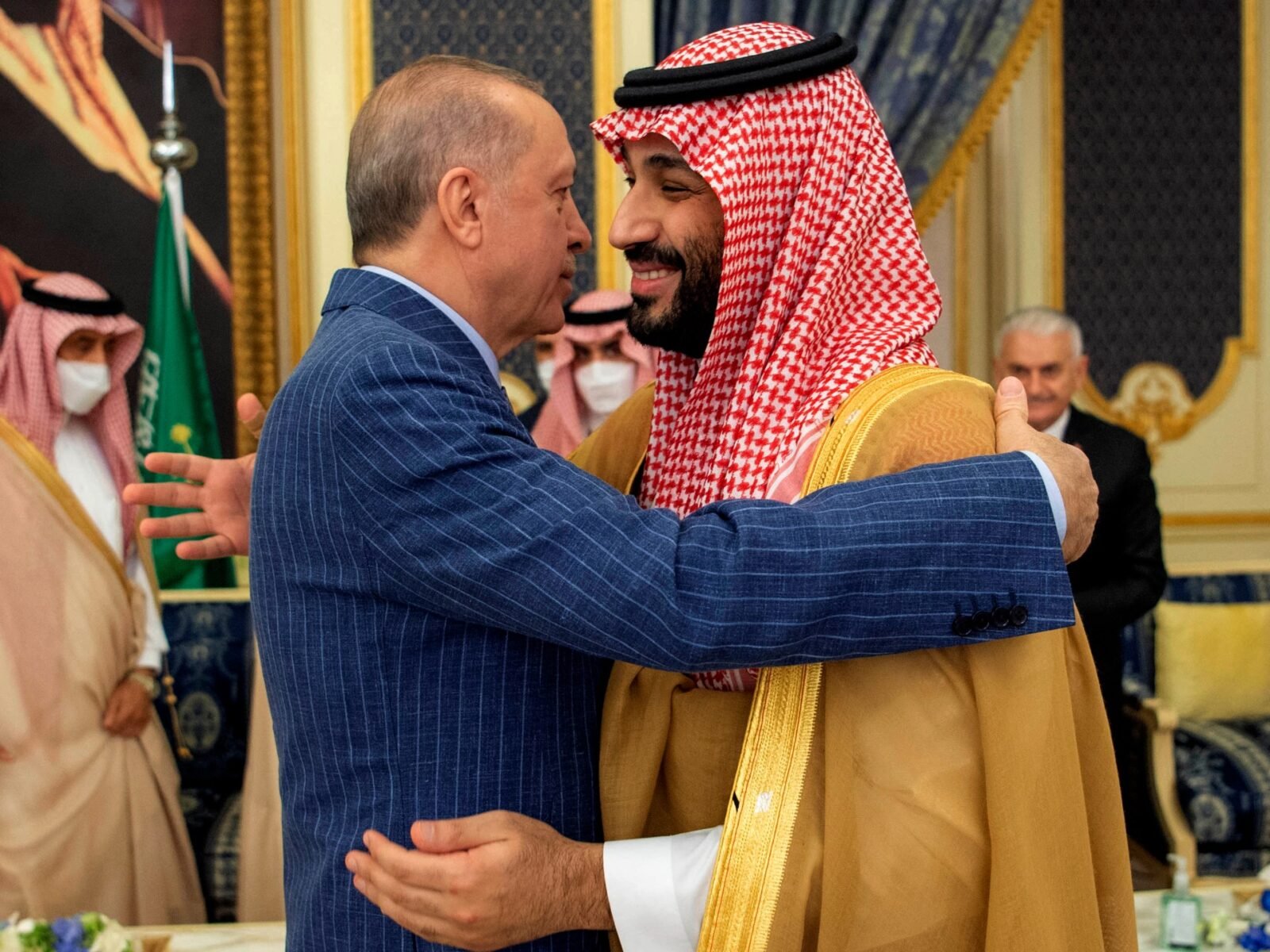 الرئيس التركي رجب طيب أردوغان وولي العهد السعودي الأمير محمد بن سلمان يتعانقان في جدة.