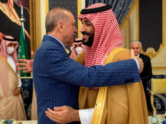 الرئيس التركي رجب طيب أردوغان وولي العهد السعودي الأمير محمد بن سلمان يتعانقان في جدة.