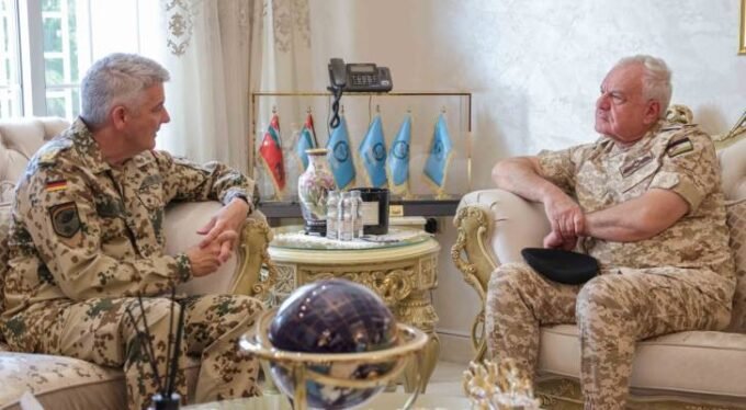 صورة للواء الركن يوسف الحنيطي يستقبل الفريق ألكسندر سولفرانك في الأردن