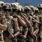 مصر: الجيش يطلق المرحلة الثانية لمكافحة التنقيب غير المشروع عن الذهب بالصحراء الشرقية 6 جنود من الجيش المصري يقومون بعمليات تمشيط في الصحراء الشرقية لمكافحة التنقيب غير المشروع عن الذهب.